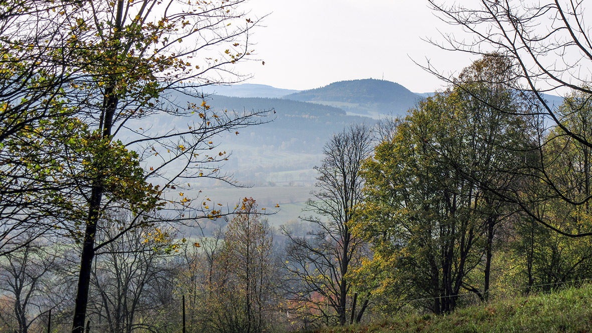 Der 898 Meter hohe Bärenstein und der 1.097 MEter hohe Wirbelstein (Meluzína) im leichten Nebel gehüllt. Foto: Chris Bergau