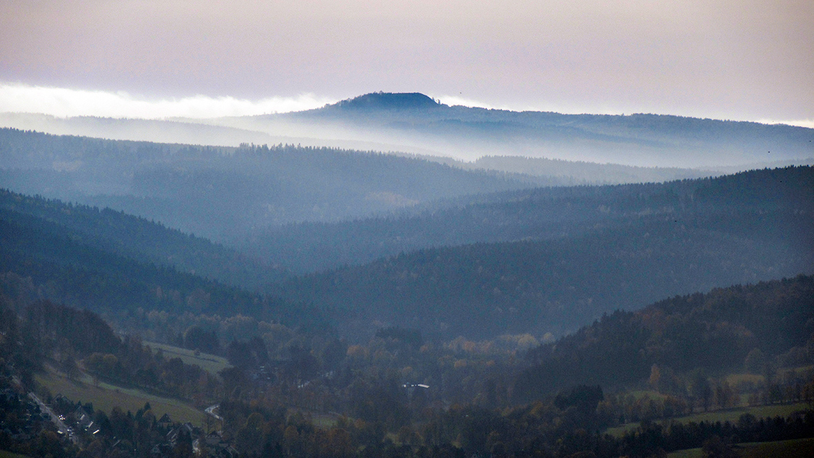 Der 965 Meter hohe Große Spitzberg (Velký Špičák) im Böhmischen Erzgebirge. Foto: Chris Bergau