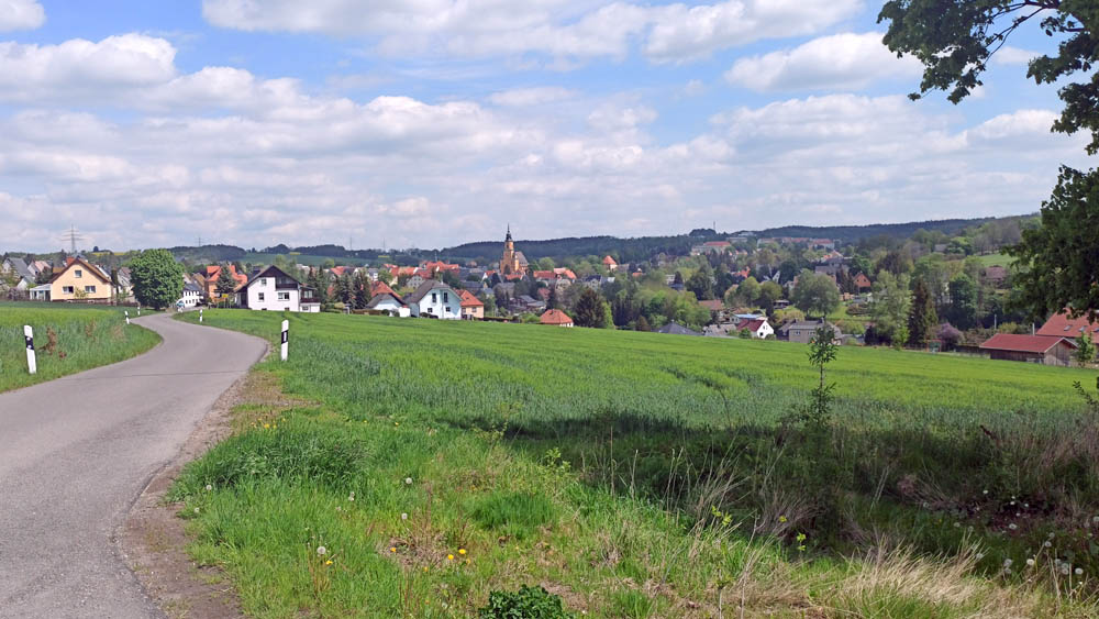 Es wäre ja mal ein gute Idee, zu ergründen, warum die Straße hier der "Eselsweg" genannt wird. Im Hintergrund liegt Oederan,