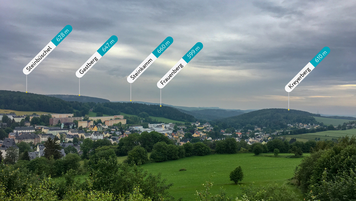 Blick vom Sauberg auf Ehrenfriedersdorf mit den umliegenden Bergen. Foto: Chris Bergau