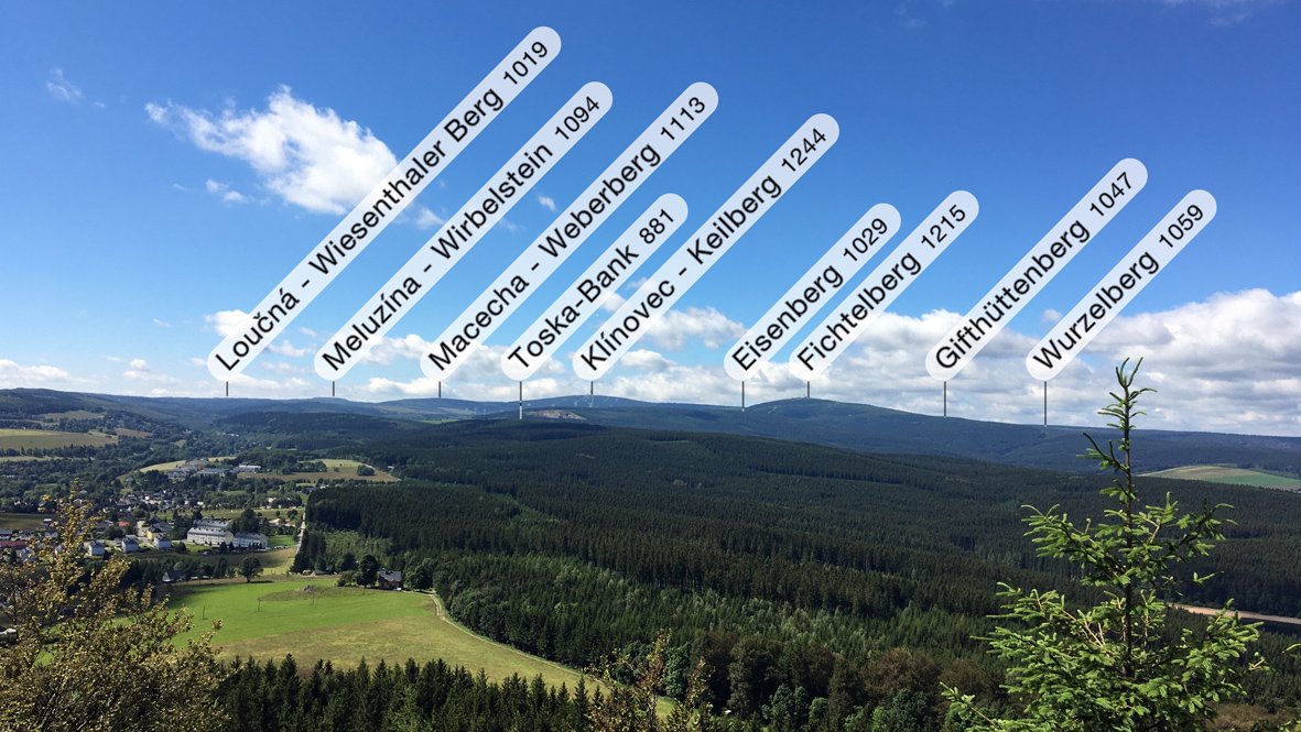 Die 1000er des Erzgebirges im Blick, vom fast 900 Meter hohen Bärensteiner Berg. Foto: Chris Bergau