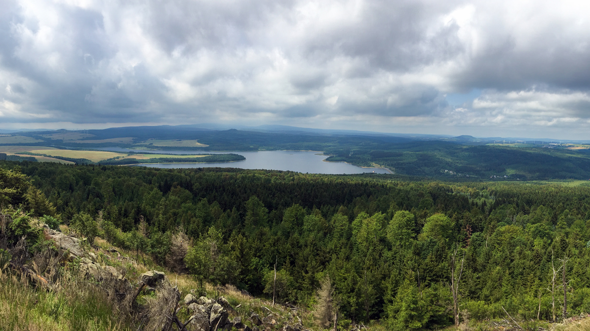 Aussicht vom 994 Meter hohen Jelení hora (Hassberg) im Böhmischen Erzgebirge. Foto: Chris Bergau