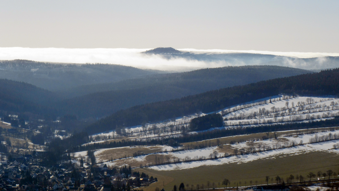 Der 994 Meter hohe Jelení hora (Hassberg) im böhmischen Erzgebirge ist von Nebelschwanden umhüllt. Foto: Chris Bergau