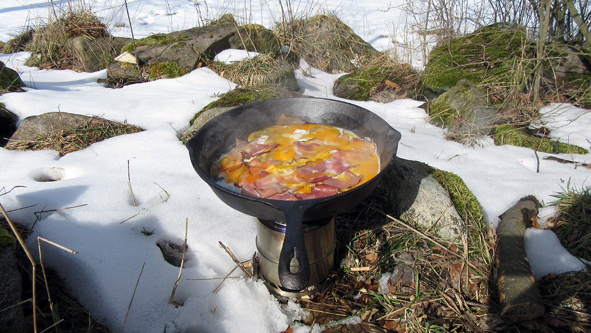 Gebratener Schinken und Spiegelei, in der Gusseisenpfanne ein Hochgenuss. Foto: Chris Bergau