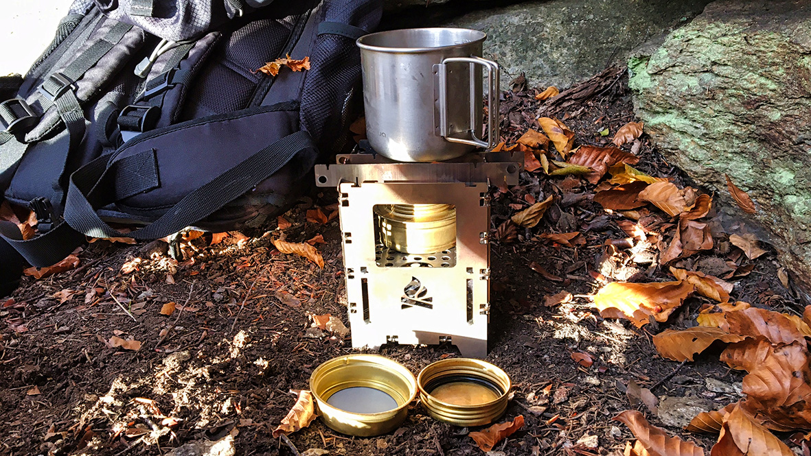 Tee kochen mit dem Spirituskocher / Making tea at the alcohol stove.