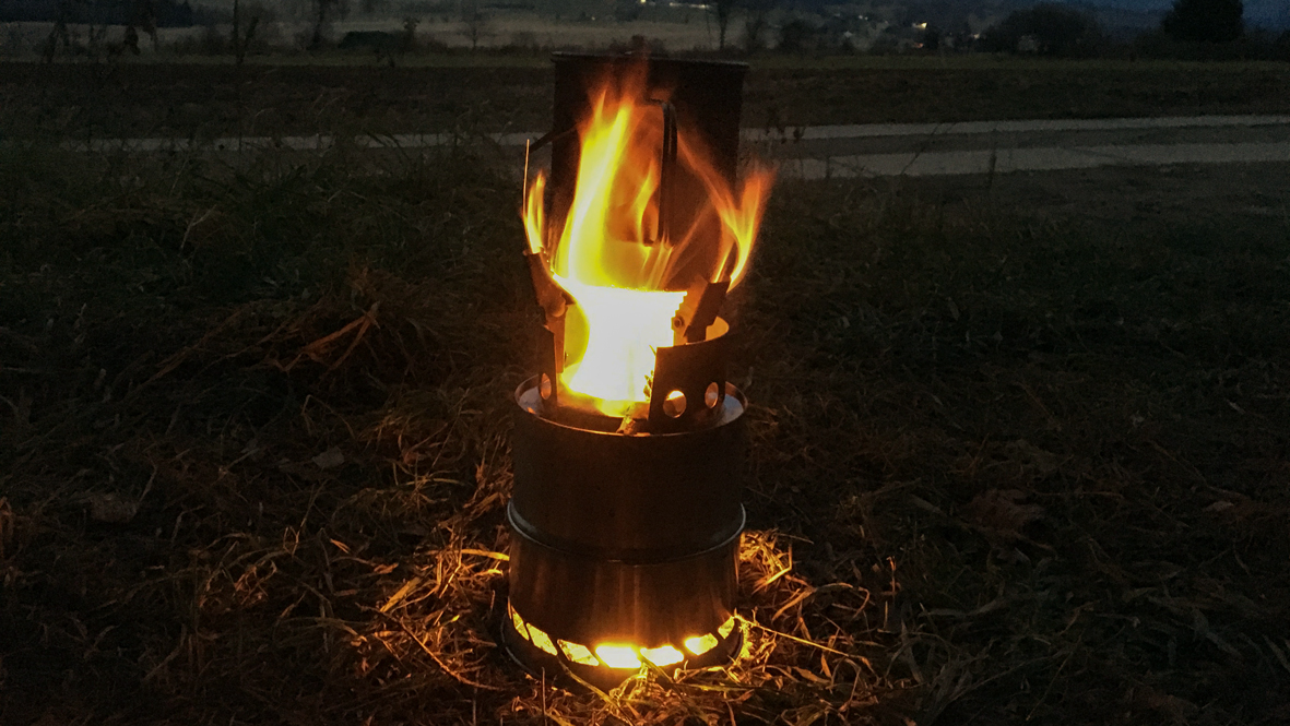 Wasser kochen auf dem Feuer für einen leckeren Kaffee / Boil water on the fire for a delicious coffee.