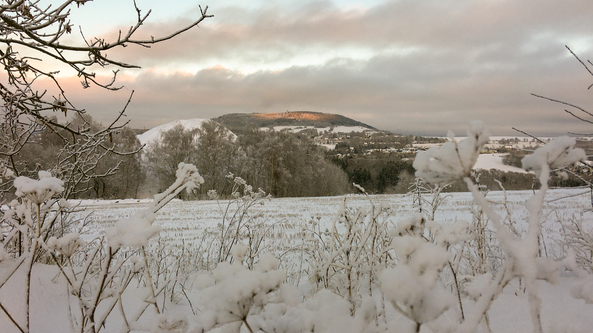 Der 832 Meter hohe Pöhlberg in der winterlichen Abendsonne. Foto: Chris Bergau