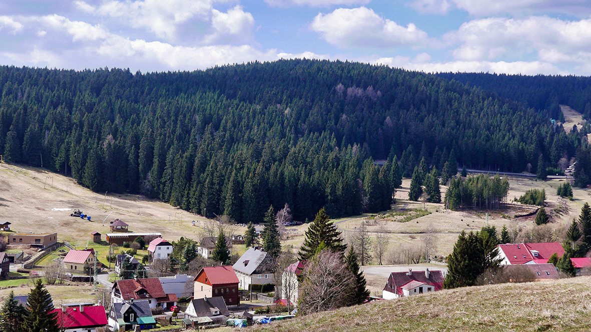 Der 1.000 Meter hohe Bärringer Berg (Perninský vrch) im Böhmischen Teil des Erzgebirges. Foto: Chris Bergau