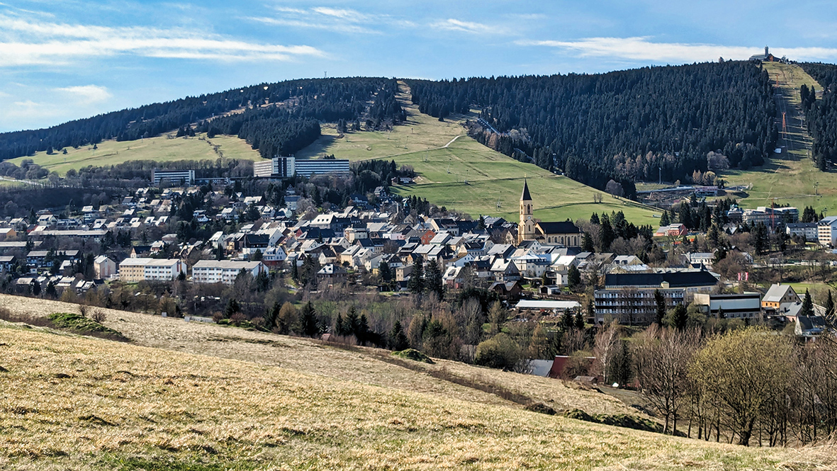 Blick auf den Kurort Oberwiesenthal. Foto: Chris Bergau