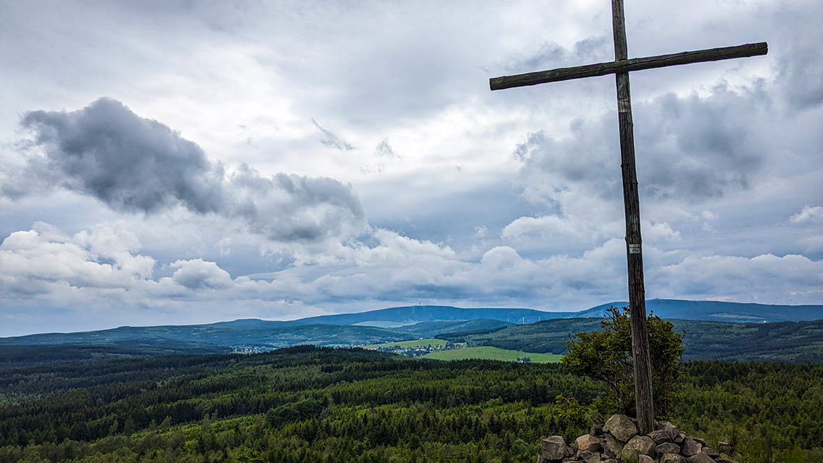 Das Gipfelkreuz auf dem Großen Spitzberg (Velký Špičák). Foto: Chris Bergau