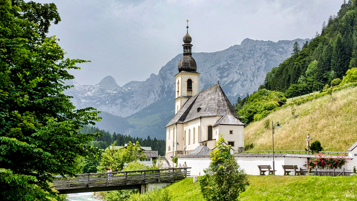 Ein Klassiker in den Alpen die Kirche von Ramsau. Foto: Chris Bergau