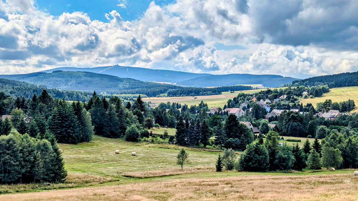 Blick auf den Fichtelberg von Kovářská (Schmiedeberg) im böhmischen Teil des Erzgebirges. Foto: Chris Bergau