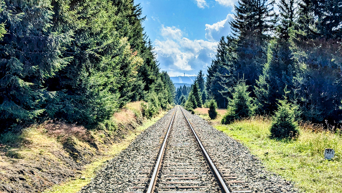 Dem 1.244 Meter hohen Klínovec (Keilberg) entgegen auf der Bahnstrecke zwischen Vejprty (Weipert) und Chomutov (Komotau) im böhmischen Teil des Erzgebirges. Foto: Chris Bergau